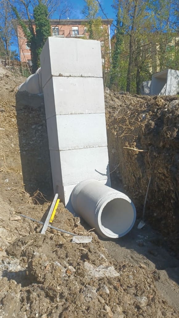 Costruzione rete di scolo acque meteoriche con utilizzo di tubi e camerette prefabbricate in cemento  località Ciano d’Enza - Reggio Emilia 3