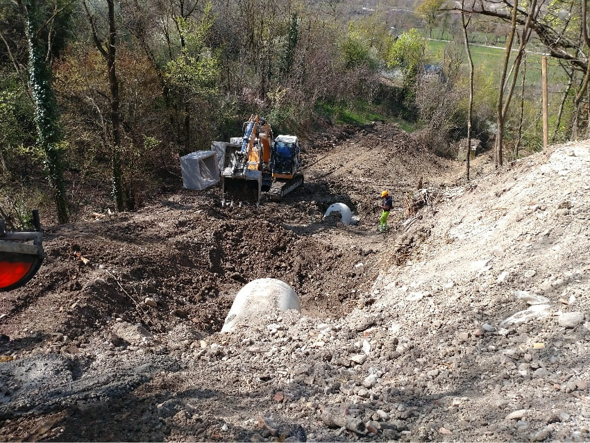 Costruzione rete di scolo acque meteoriche con utilizzo di tubi e camerette prefabbricate in cemento  località Ciano d’Enza - Reggio Emilia 5