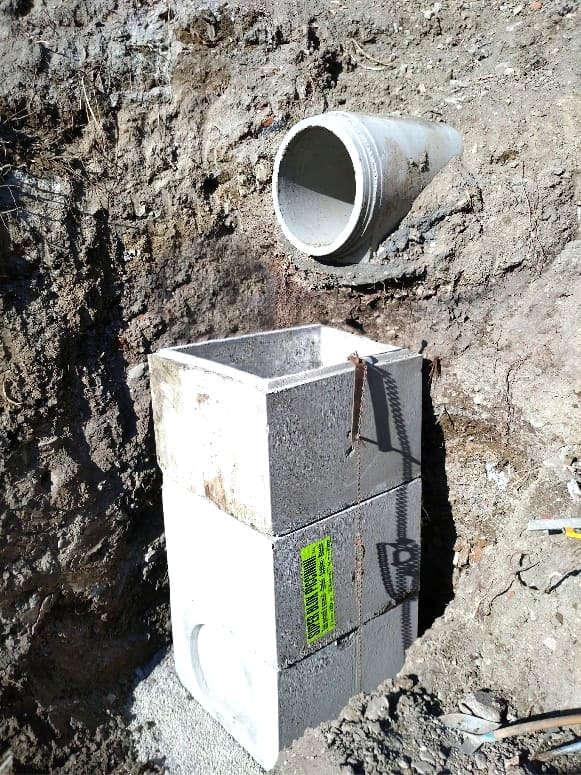 Costruzione rete di scolo acque meteoriche con utilizzo di tubi e camerette prefabbricate in cemento  località Ciano d’Enza - Reggio Emilia