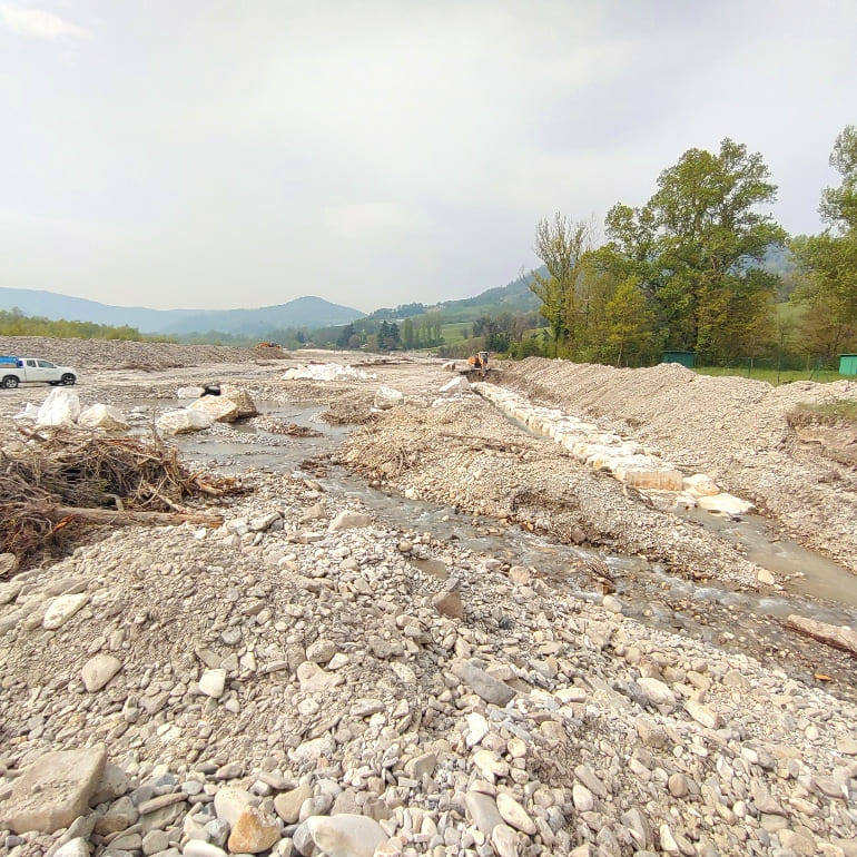 Costruzione difesa spondale in massi 1