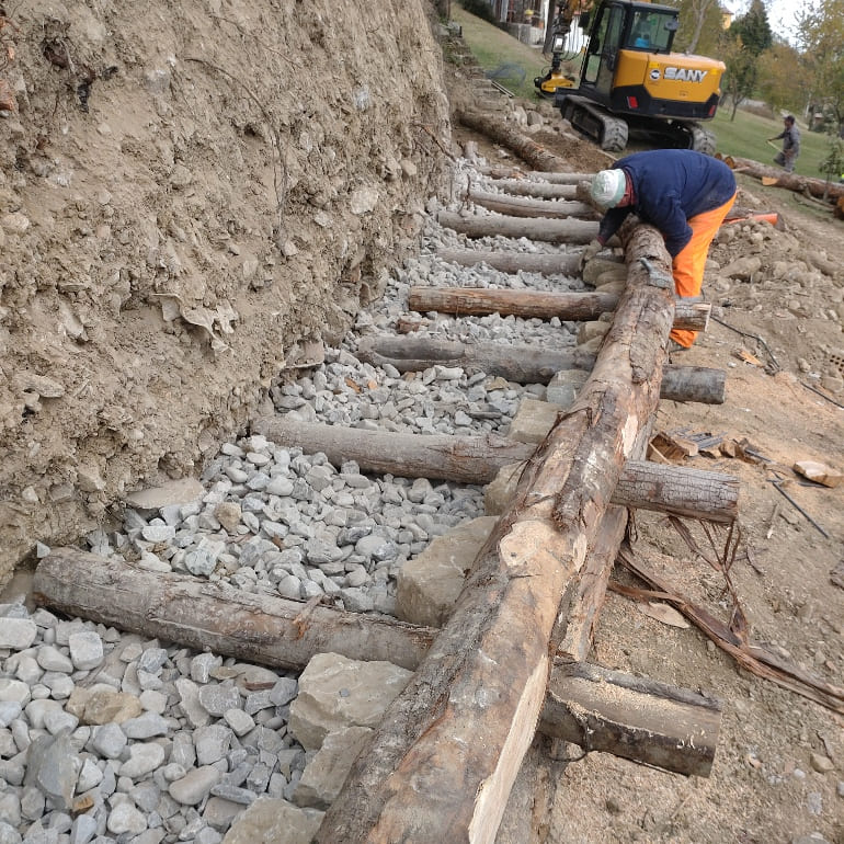Opere di ingegneria naturalistica con utilizzo di pali in castagno Vezzano 