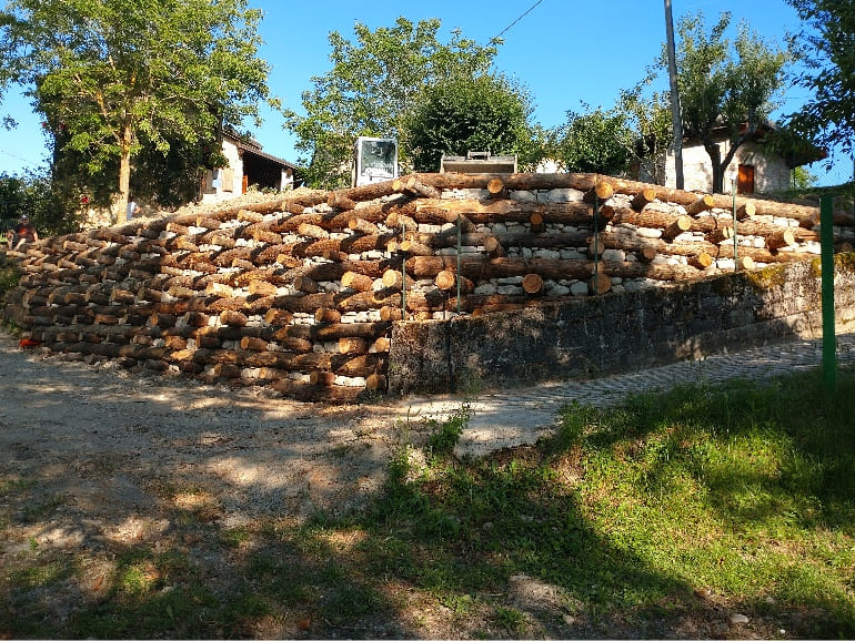 Opere di ingegneria naturalistica con utilizzo di pali in castagno Ariolla 