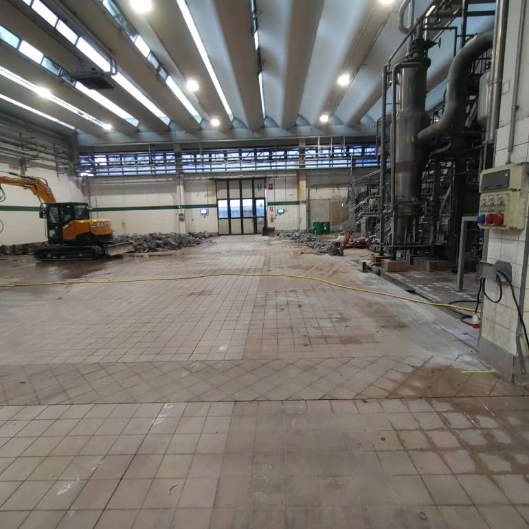 Rifacimento pavimento industriale con posa di nuovi collettori fognari e griglie in acciaio inox 2