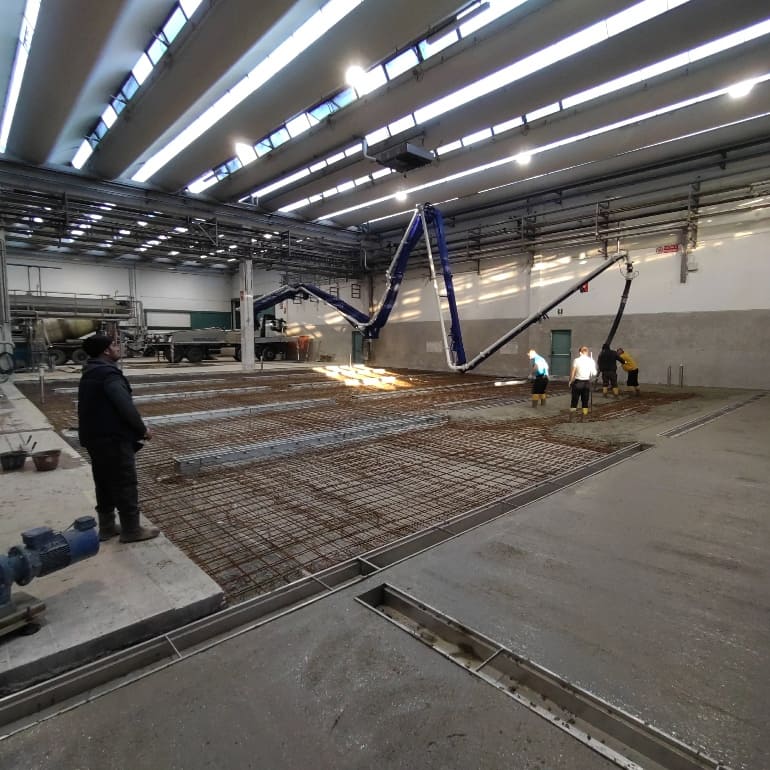 Rifacimento pavimento industriale con posa di nuovi collettori fognari e griglie in acciaio inox 3