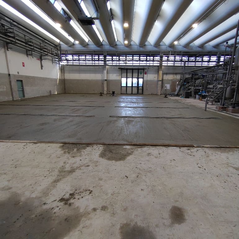 Rifacimento pavimento industriale con posa di nuovi collettori fognari e griglie in acciaio inox 