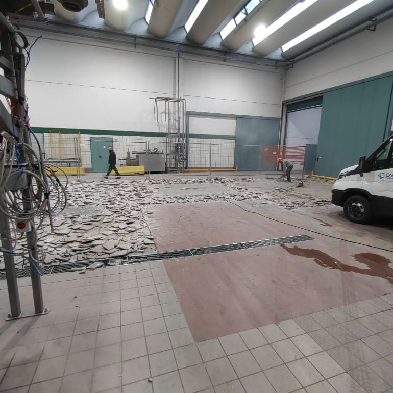 Rifacimento pavimento industriale con posa di nuovi collettori fognari e griglie in acciaio inox 1